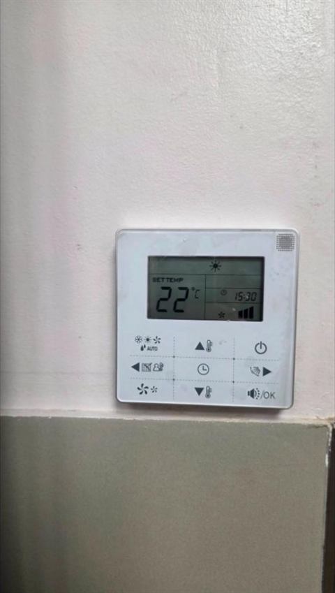Wall-mounted air conditioning controller