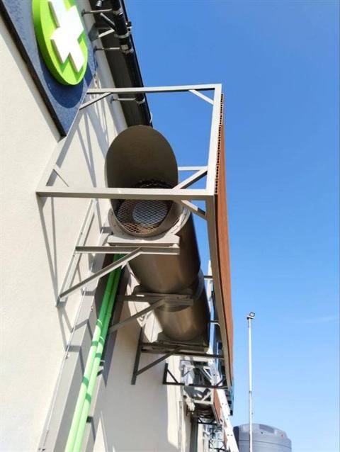 Extraction ducting mounted on an external wall