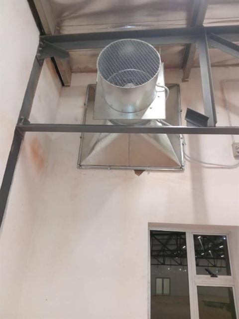 Extraction hood under a steel mezzanine