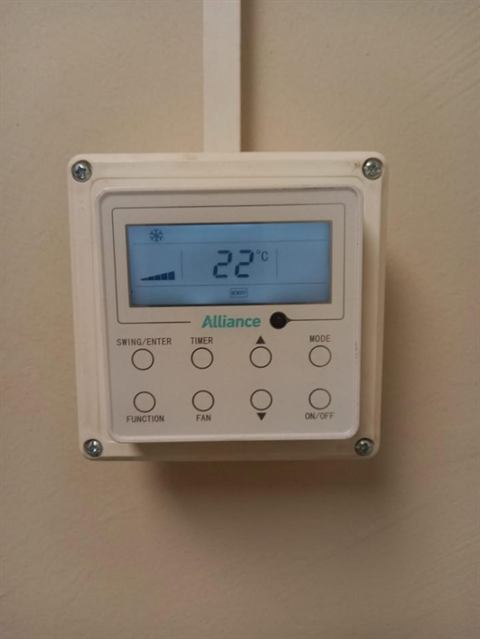 Wall-mounted air conditioning controller